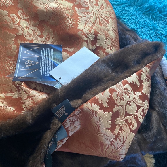 IMAN Faux Fur - Picture 5 of 6